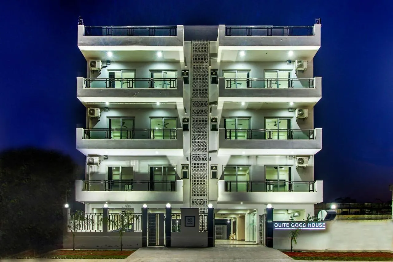 Hotel Quite Good House Gurgaon 3*,